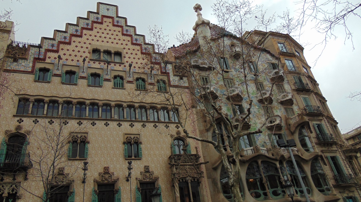 Casa Amatller (left) Casa Batllo (Gaudi) -right